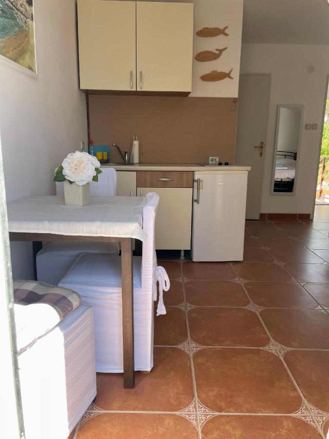 Studio Apartmani Kremic Karlobag Exteriör bild