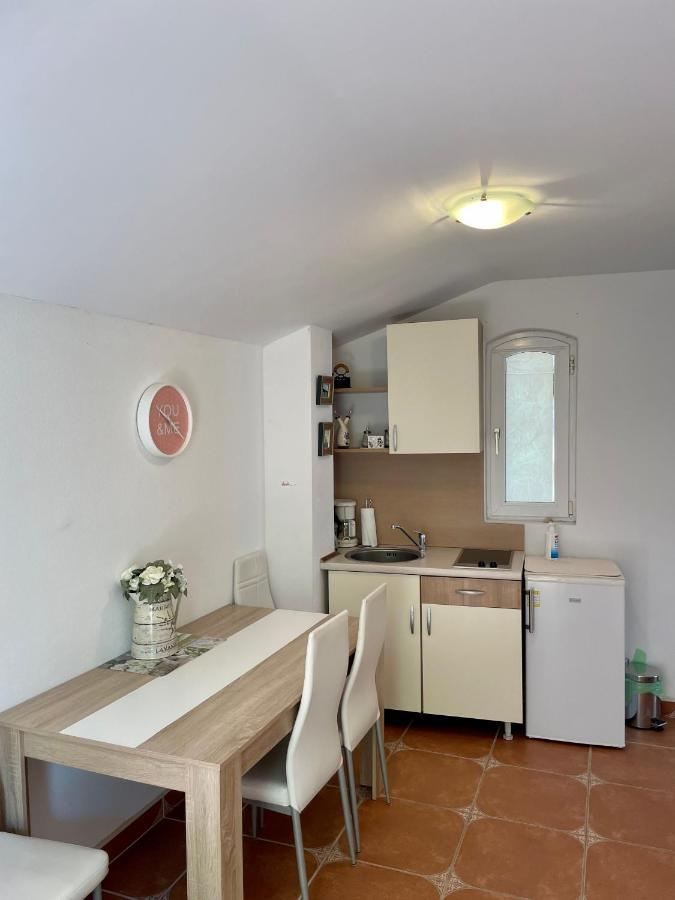 Studio Apartmani Kremic Karlobag Exteriör bild