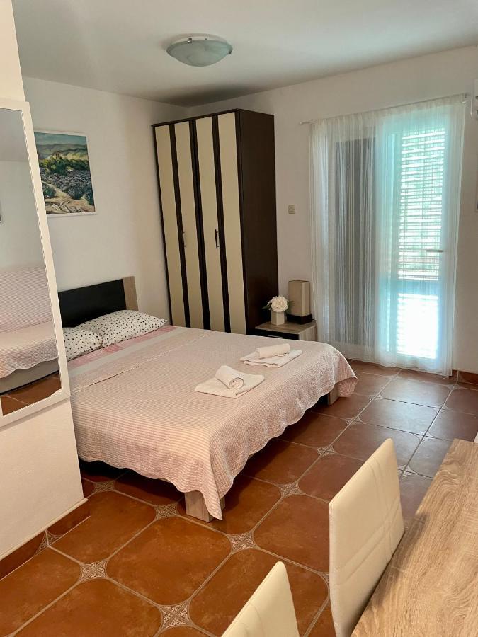 Studio Apartmani Kremic Karlobag Exteriör bild
