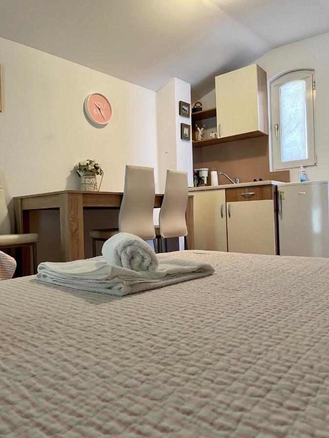 Studio Apartmani Kremic Karlobag Exteriör bild